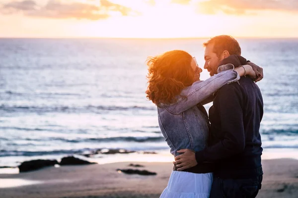 Romantic Mature Couple Love Kissing Outdoor Amazing Sunset Beach Ocean — Stock Photo, Image