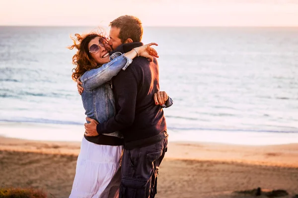 데이트 상대들 해변에서 행복하게 포옹하는 야외에서 키스하는 사이의 바다가 보이죠 — 스톡 사진