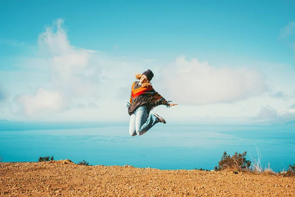 Reizigers Een Toeristische Activiteit Levensstijl Verheugd Vrolijke Vrouw Springen Met — Stockfoto