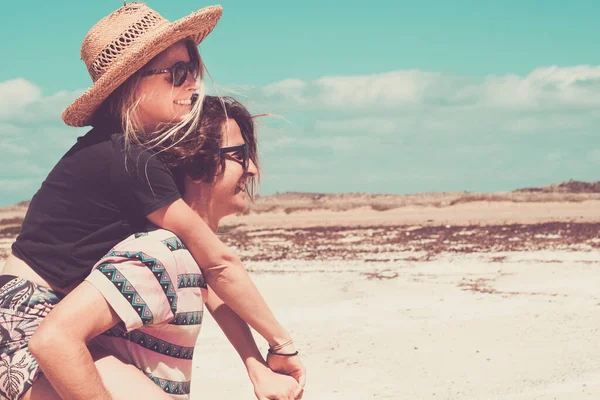 Νεαρός Και Όμορφη Γυναίκα Μεταφέρουν Piggyback Και Διασκεδάσουν Στην Παραλία — Φωτογραφία Αρχείου