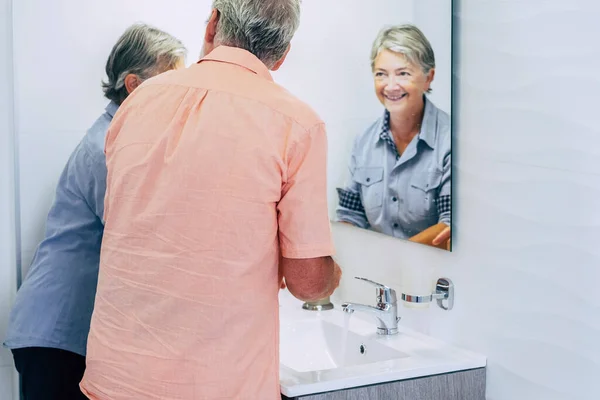 Senioren Kaukasischen Paar Badezimmer Hause Hände Waschen Glückliche Reife Menschen — Stockfoto