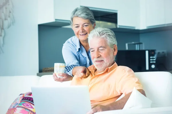 Leuke Oudere Man Vrouw Die Thuis Computer Gebruiken Man Zit — Stockfoto