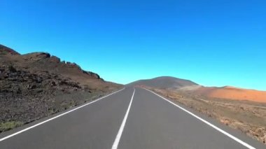 Sonbahar mevsiminde dağ yolundan geçen araba, seyahat kavramı