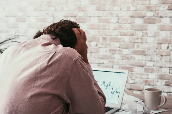 Desperat Man Mot Börsen Crypto Ekonomi Diagram Laptop Att Förlora — Stockfoto
