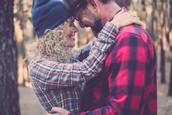 Miłość Para Odkryty Charakter Romantyczna Rozrywka Razem Mężczyzna Kobieta Przytulający — Zdjęcie stockowe