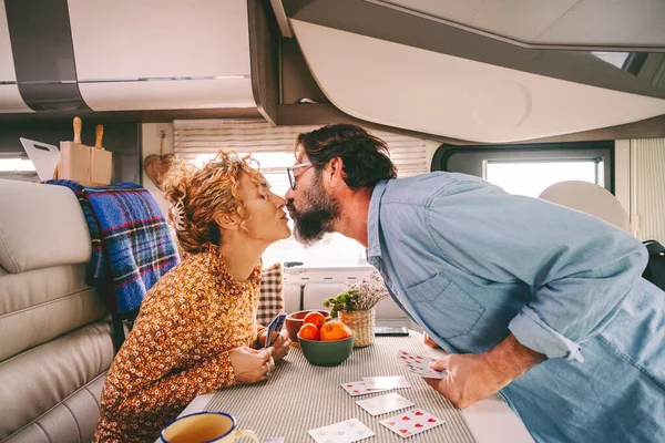 Couple Profiter Des Loisirs Jouant Aux Cartes Embrasser Avec Amour — Photo