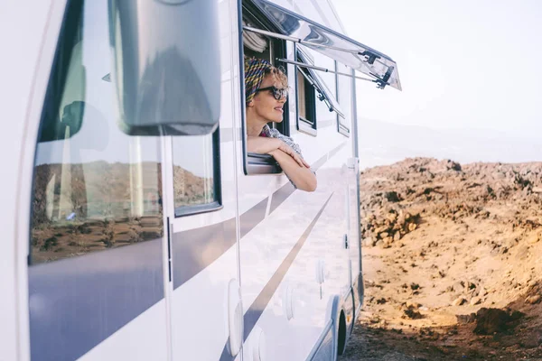 Karavan Kiralayan Karavanla Yaz Tatili Tatili Pencerenin Dışındaki Mutlu Kadın — Stok fotoğraf