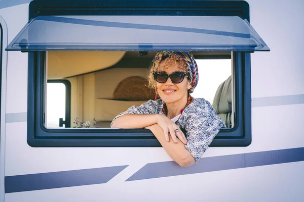Muotokuva Nuoresta Naisesta Hymyilemässä Asuntoauton Ikkunassa Onnellinen Turisti Nauttia Matkustaa — kuvapankkivalokuva