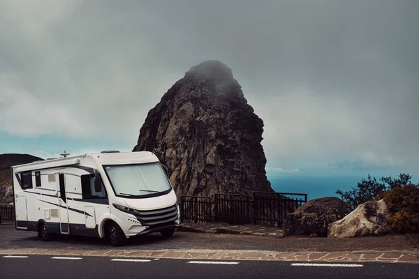 Camping Car Camping Car Moderne Garé Sur Route Avec Une — Photo