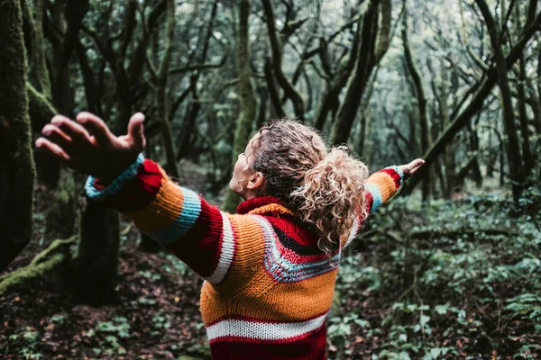 Visão Traseira Mulher Alegre Com Braços Floresta Profunda Natureza Pessoas — Fotografia de Stock