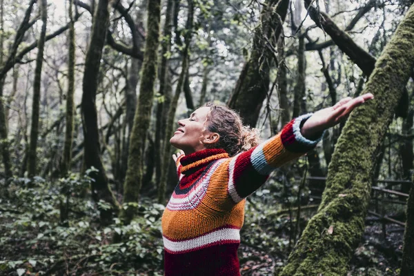 Mulher Adulta Feliz Sorrir Braços Abertos Para Abraçar Bela Floresta — Fotografia de Stock