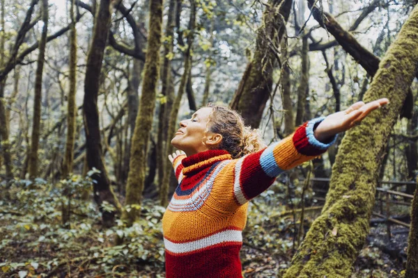 Természet Szerető Emberek Erdőben Tárt Karokkal Ölelni Fák Környezeti Zöld — Stock Fotó