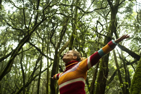 Ormanın Derinliklerinde Kollarını Kaldırmış Neşeli Bir Kadının Manzarası Doğa Eylemcileri — Stok fotoğraf