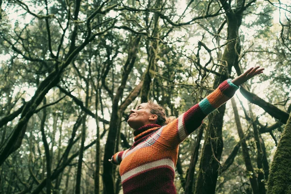 Mulher Adulta Feliz Sorrir Braços Abertos Para Abraçar Bela Floresta — Fotografia de Stock