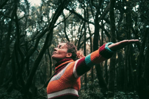 Conceito Liberdade Proteção Floresta Dia Terra Mulher Com Olhos Fechados — Fotografia de Stock