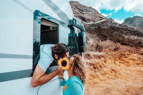 Casal Viajantes Beijo Amor Destino Homem Dentro Van Campista Mulher — Fotografia de Stock