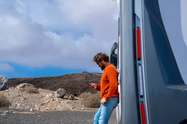 Homem Usando Telefone Celular Contra Uma Van Campista Moderna Paisagem — Fotografia de Stock