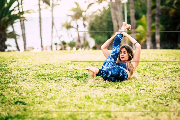 Zdravá Aktivní Mladá Žena Dělá Pilates Cvičení Venku Parku Projekt — Stock fotografie