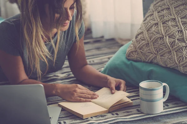 Home Indoor Leisure Activity People Young Happy Alone Woman Reading — Stock fotografie