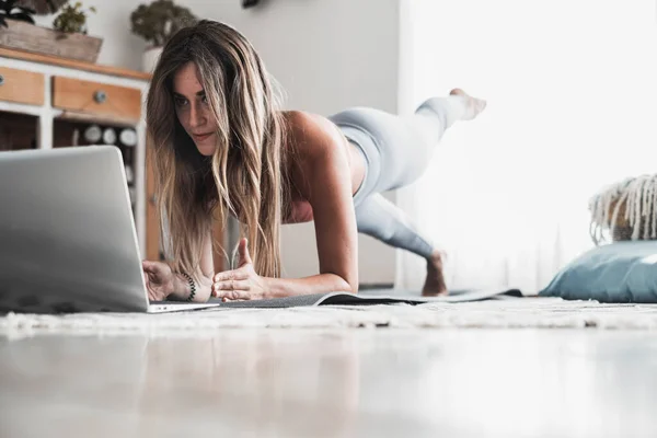 Fit Healthy Lifestyle Young Woman Doing Plank Position Home Looking — Photo