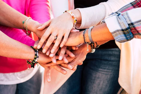 Zbliżenie Grupy Rąk Trzymając Układając Się Razem Koncepcji Gestu Przyjaźni — Zdjęcie stockowe