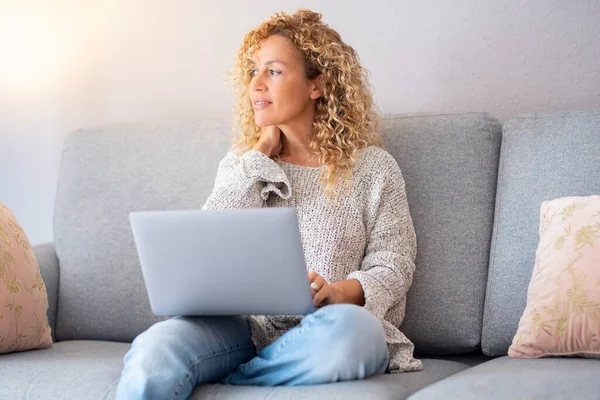 Serene Alleenstaande Vrouw Met Laptop Internetverbinding Thuis Vrouwen Genieten Van — Stockfoto