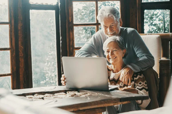 Old Senior Couple Home Use Laptop Video Call Friends Parents — Foto de Stock