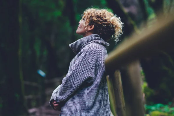 Side Portrait Relaxed Happy Free Woman Enjoying Green Nature Park — Fotografia de Stock