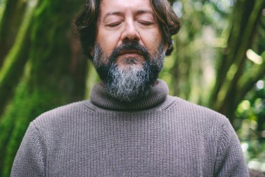 Son sınıf haritasının portresini kapat. İç denge içinde, sakin meditasyonda kapalı gözlerle. Arka planda yeşil orman doğası var. Sağlıklı insanlar için pozitif yaşam tarzı. Dünya 'nın konsept yaşam tarzı