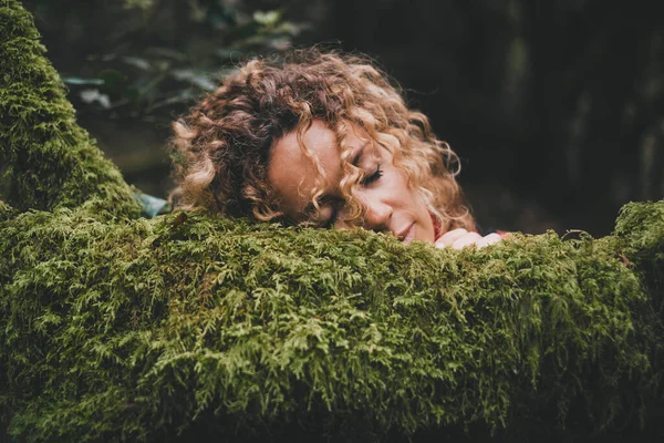 Nsanlar Yeşil Doğalı Hisleri Sever Sever Huzurlu Kadın Gevşedi Yüzü — Stok fotoğraf