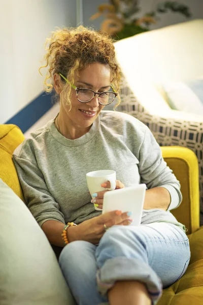 Vrouw Thuis Veel Plezier Geniet Van Het Lezen Van Book — Stockfoto