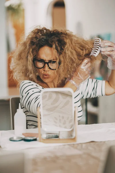 Portret Van Een Vrouw Met Bezorgde Uitdrukking Veranderende Haarkleuren Thuis — Stockfoto