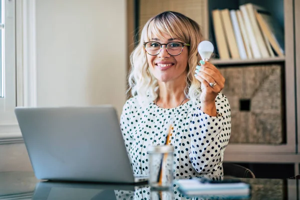 Happy Woman Having Idea Work Place Cheerful Female Smile Solution — Stockfoto