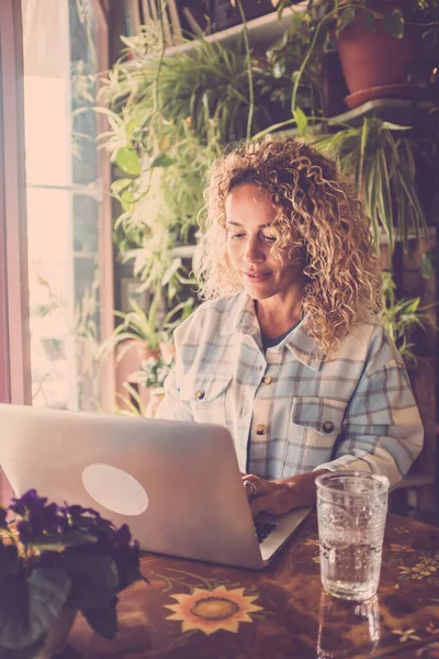 Concept People Working Online Laptop Alternative Home Office Workplace Young – stockfoto