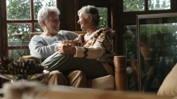 Oud Senior Paar Liefde Knuffel Omarmen Met Romantiek Samen Thuis — Stockvideo