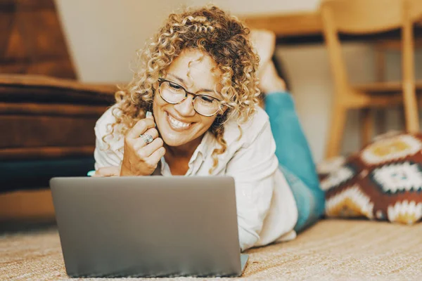 Woman Smiling Enjoying Technology Computer Connection Home Laying Floor Indoor — Stock Fotó