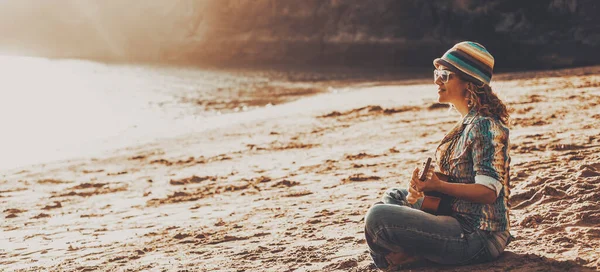 Female Tourist Enjoy Summer Holiday Vacation Sitting Beach Sunset Playing — Fotografia de Stock