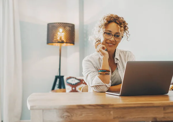 Moderne Zakelijke Freelance Vrouw Werken Laptop Thuis Tafel Alternatief Kantoor — Stockfoto