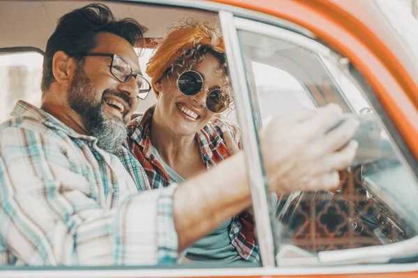 Happy Couple Having Fun Car Travel Adventure Cheerful Man Woman — Stockfoto