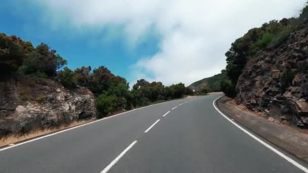 Αυτοκίνητο Οδήγηση Από Ορεινό Δρόμο Κατά Την Περίοδο Του Φθινοπώρου — Αρχείο Βίντεο