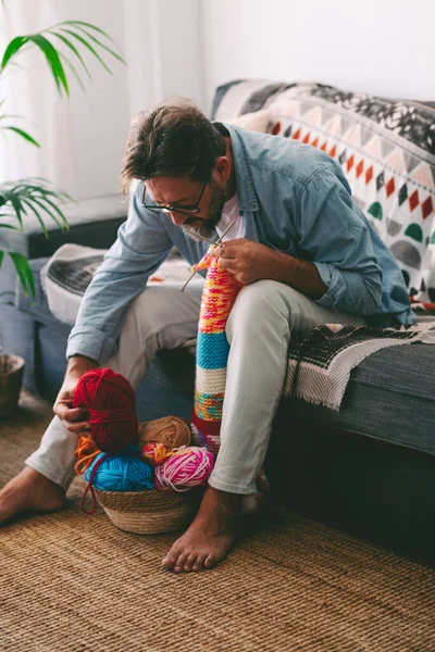 One Man Home Doing Knit Activity Alone Sitting Sofa Mature — Stock Photo, Image