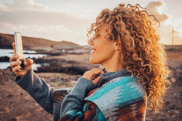 Side Portrait Beautiful Woman Using Mobile Phone Outdoor Internet Voice — Φωτογραφία Αρχείου