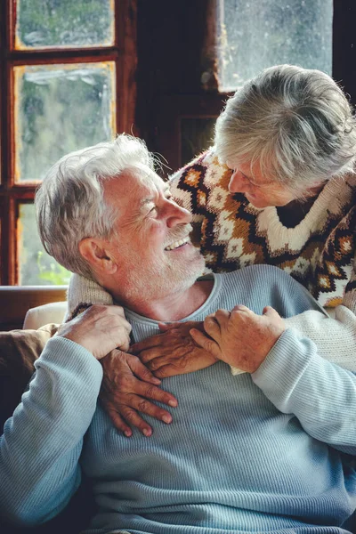 Heureux Couple Personnes Âgées Câlins Profiter Temps Ensemble Maison Assis — Photo