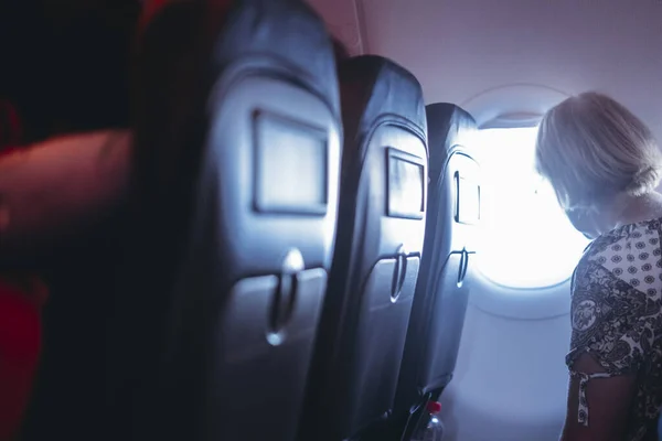 Sivukuva Lentomatkustajasta Nauttimassa Matkasta Katselemassa Ikkunan Ulkopuolelle Ihmiset Istuvat Lentokoneiden — kuvapankkivalokuva