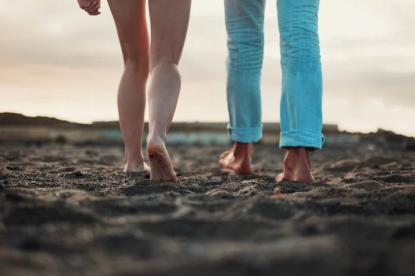 Vista Vicino Gambe Uomo Donna Che Camminano Insieme Terra Piedi — Foto Stock