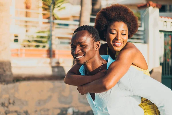 Pessoas Negras Felizes Casal Com Jovem Homem Mulher Divertindo Juntos — Fotografia de Stock