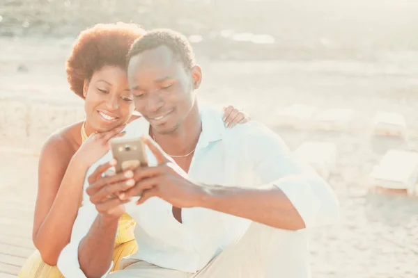 Siyah Çift Genç Adam Kadın Cep Telefonu Uygulama Kullanarak Iletişim — Stok fotoğraf