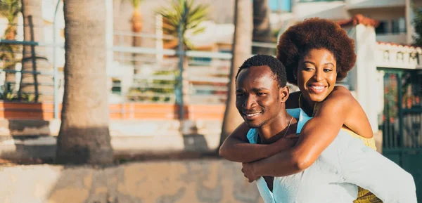 Siyahi Erkek Kadınla Aşk Arkadaşlık Yaşam Tarzı Kavramı Birlikte Eğleniyor — Stok fotoğraf