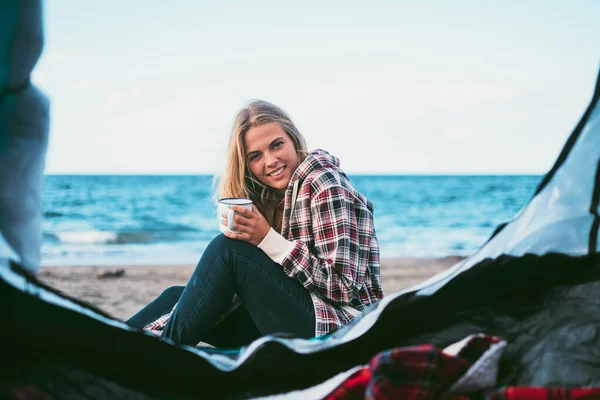 Uma Jovem Sentada Lado Fora Uma Tenda Acampamento Praia Livre — Fotografia de Stock