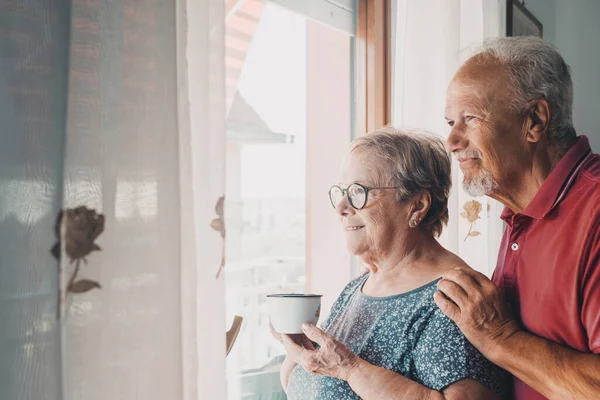 Par Hombres Mujeres Mayores Juntos Mirando Por Ventana Esperando Los — Foto de Stock